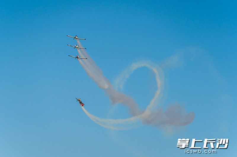 无极限特技飞机与阿若拉SA60L飞机组合表演。 无极限特技飞机与阿若拉SA60L飞机组合表演。