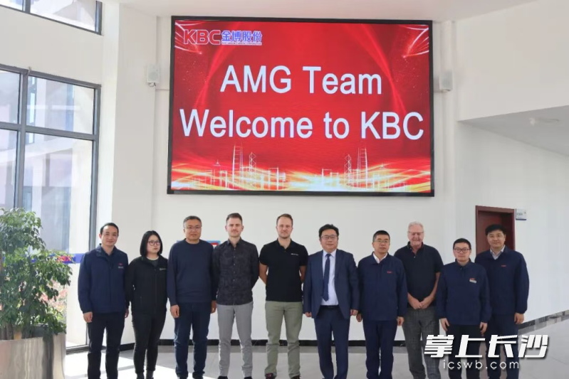 梅赛德斯-奔驰集团AMG考察期间与金博股份相关负责人合影。 金博股份供图 梅赛德斯-奔驰集团AMG考察期间与金博股份相关负责人合影。 金博股份供图