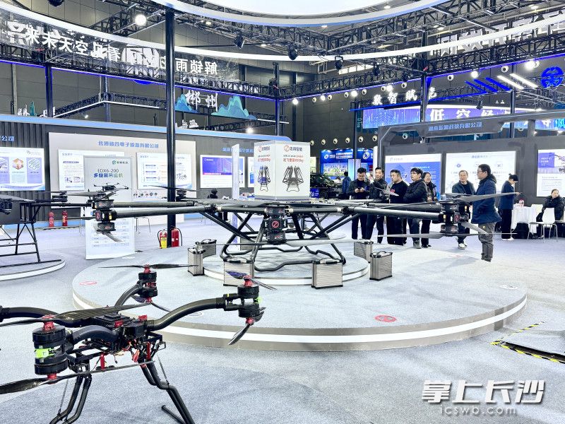 展会现场,“雨花制造”的硬核实力成为焦点。长沙晚报全媒体记者 周游 通讯员 刘佳妮 摄影报道 展会现场,“雨花制造”的硬核实力成为焦点。长沙晚报全媒体记者 周游 通讯员 刘佳妮 摄影报道