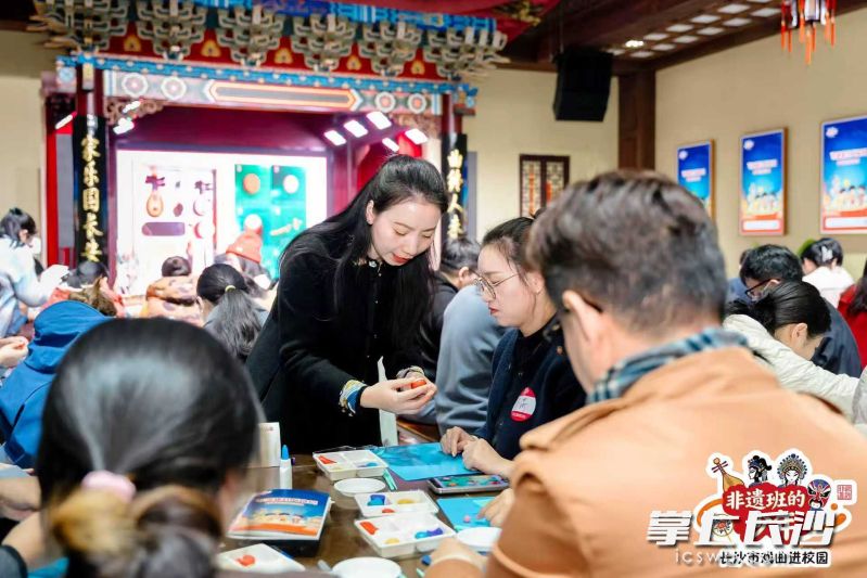 破解“懂非遗却不会教”的现实难题。 破解“懂非遗却不会教”的现实难题。