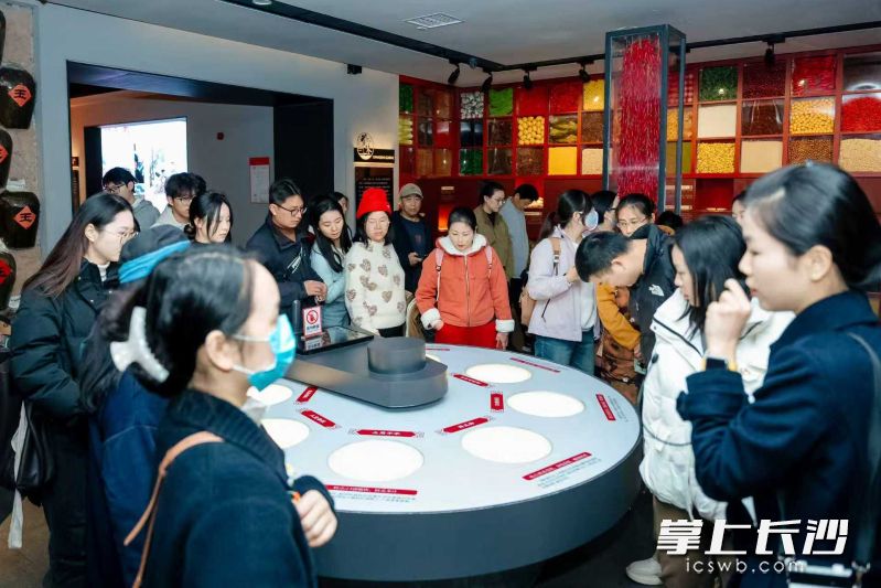 非遗馆内精妙绝伦的技艺展示。 非遗馆内精妙绝伦的技艺展示。