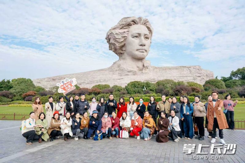 20日,“非遗班的少年”2025年长沙市戏曲进校园活动——“非遗提灯人”选培计划启动仪式暨首场培训在橘子洲头举行。均为长沙非遗馆供图 20日,“非遗班的少年”2025年长沙市戏曲进校园活动——“非遗提灯人”选培计划启动仪式暨首场培训在橘子洲头举行。均为长沙非遗馆供图