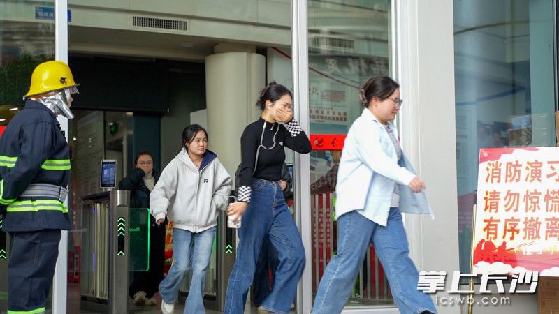 疏散演练。均为长沙晚报全媒体记者 冯启阳 摄