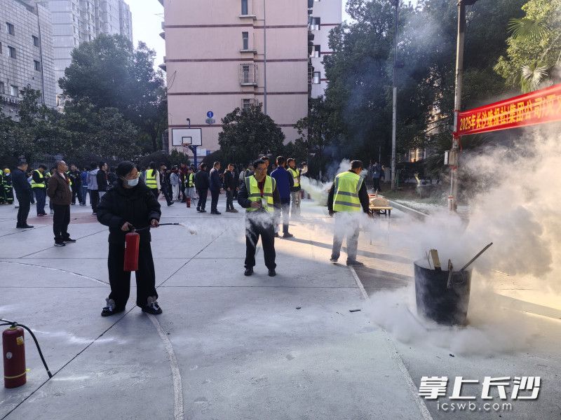 报社员工在进行灭火实操演练。