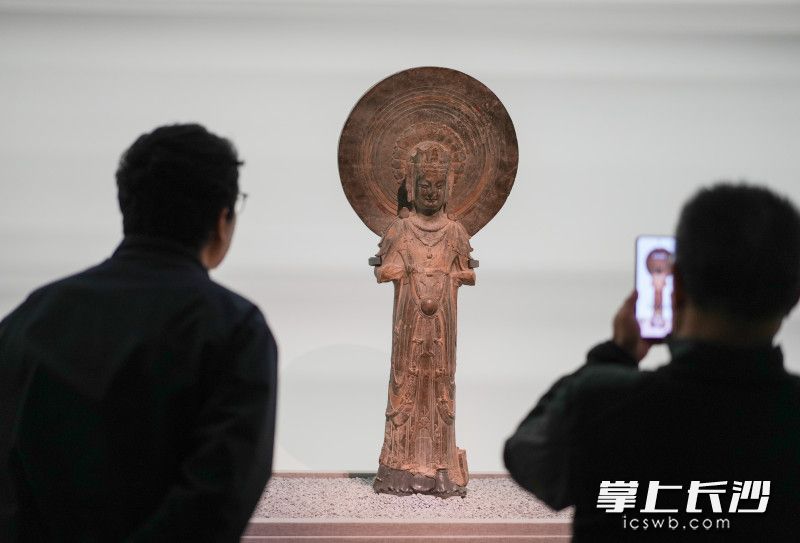 在中华文明灿烂的艺术星空中,“青州风格”佛像犹如一颗璀璨的明珠,以其独特的东方气韵与永恒的微笑,照亮了北朝佛教艺术的辉煌历程。 在中华文明灿烂的艺术星空中,“青州风格”佛像犹如一颗璀璨的明珠,以其独特的东方气韵与永恒的微笑,照亮了北朝佛教艺术的辉煌历程。