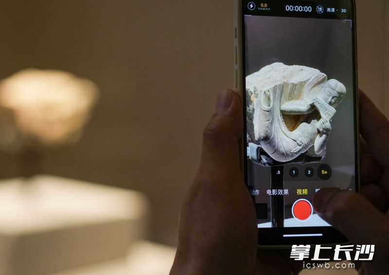 文博爱好者正在用手机录制视频。 文博爱好者正在用手机录制视频。