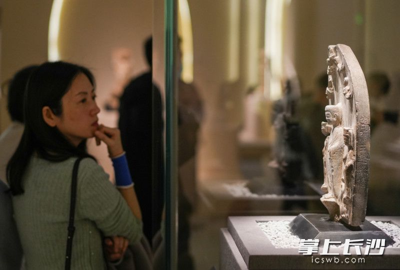 一位文博爱好者在欣赏展品。 一位文博爱好者在欣赏展品。