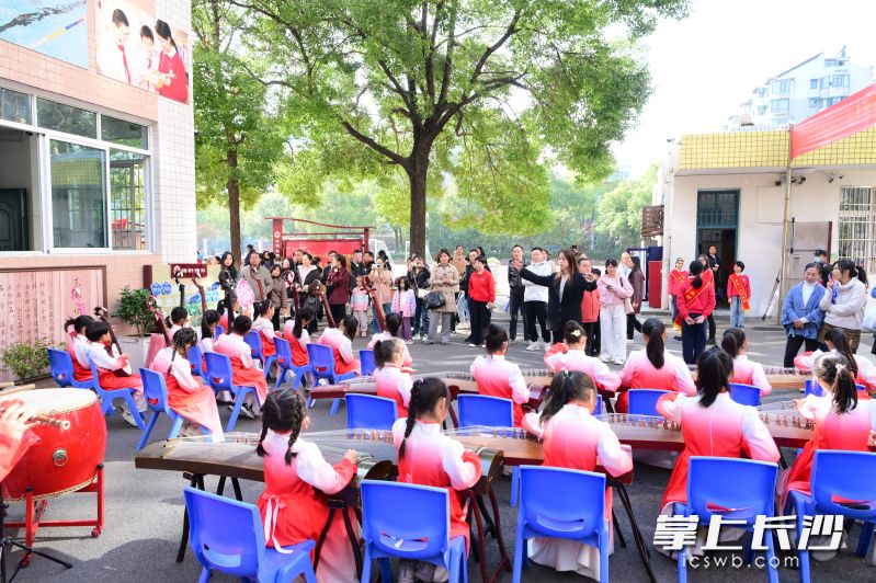 《乐韵雅集》民乐展区中，古筝、二胡等乐器奏响悠扬旋律，余音绕梁。