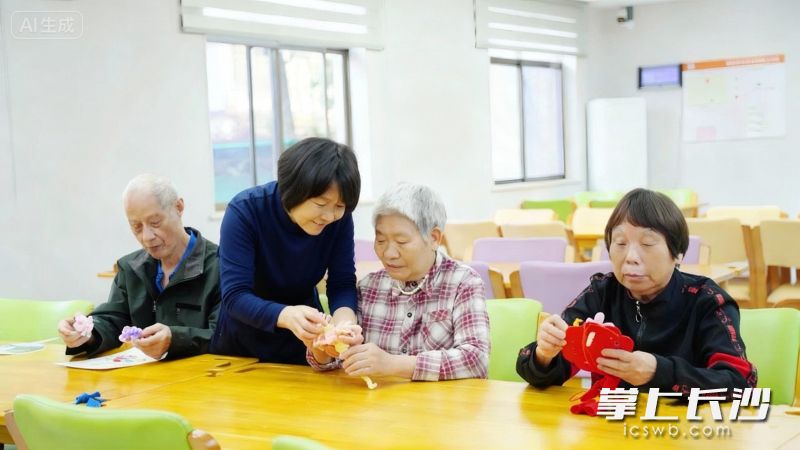 高塘岭敬老院日常组织老人开展手工活动。