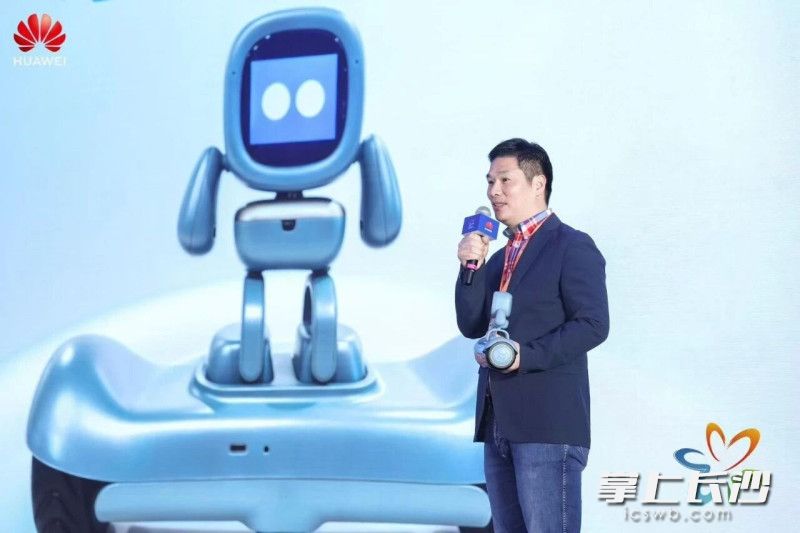 该产品具有高度拟人对话、同声传译、声音克隆、人物识别、情绪识别、健康管理等多种能力。