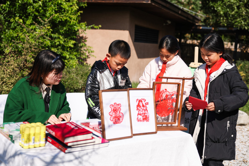 非遗传承老师教学生开展写生创作。