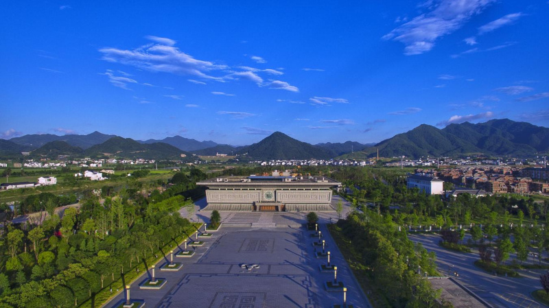 蓝天白云之下,位于宁乡黄材的炭河里青铜博物馆如在画中。资料图片 蓝天白云之下,位于宁乡黄材的炭河里青铜博物馆如在画中。资料图片