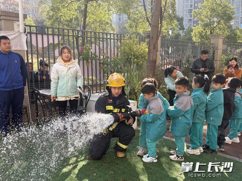 孩子们学习用水灭火。 长沙晚报通讯员 王磊 摄
