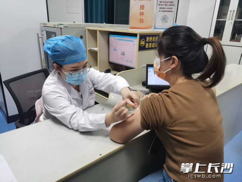 市民在湖南省疾控中心接种国产九价HPV疫苗。受访者供图 市民在湖南省疾控中心接种国产九价HPV疫苗。受访者供图