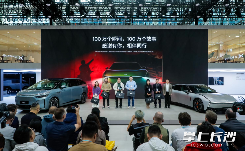 何小鹏(右一)与小鹏汽车全球车主代表在广州车展上合影。 均为小鹏供图 何小鹏(右一)与小鹏汽车全球车主代表在广州车展上合影。 均为小鹏供图