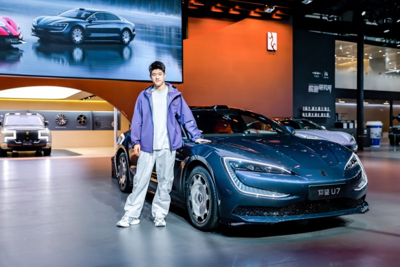潘展乐在广州车展为仰望U7打CALL。 潘展乐在广州车展为仰望U7打CALL。