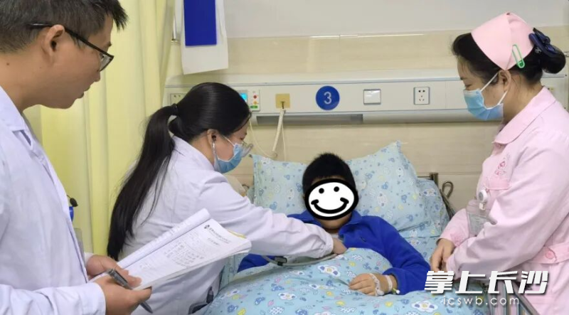 湖南航天医院儿科医护人员在为患儿检查身体。通讯员供图 湖南航天医院儿科医护人员在为患儿检查身体。通讯员供图