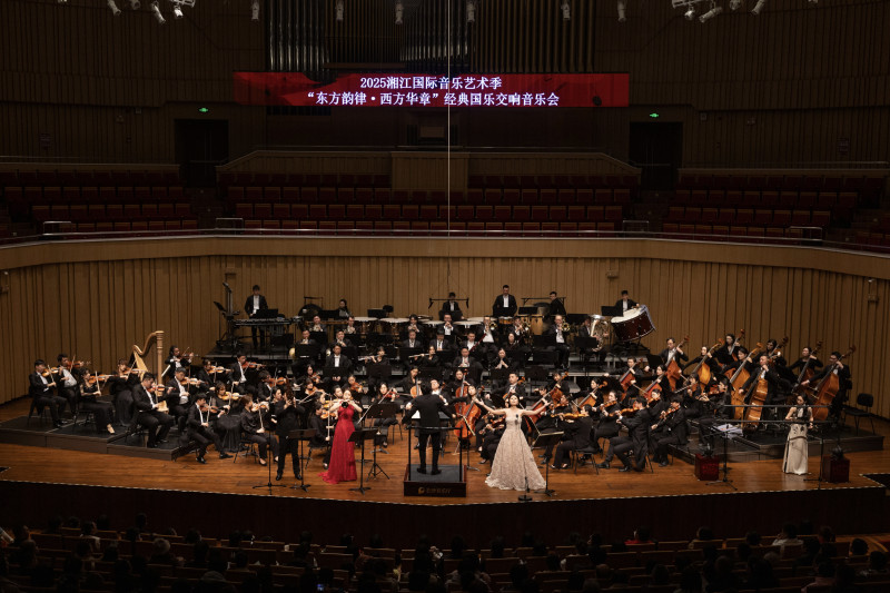 演出现场全景。