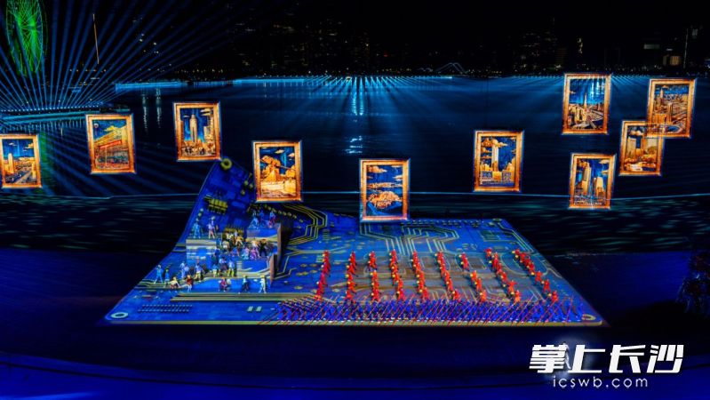 “纸舞台”一大一小两个“卷角”，能沿对角线分别翻折至10米和4米高。