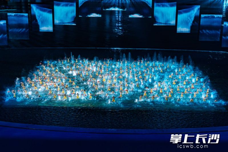 国内规模最大、结构最复杂的水上升降舞台，总面积达3790平方米。均为受访方供图