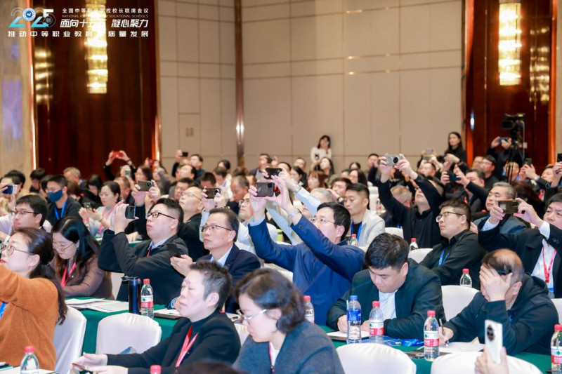 与会校长们纷纷用手机记录下主讲人分享的精彩观点。