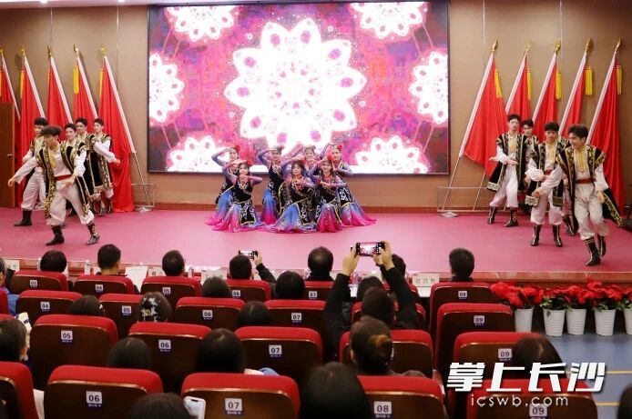 周南中学举行“石榴一家亲·结对湘疆情——湘疆学子手拉手”结对仪式。均为通讯员 李雨晴 摄