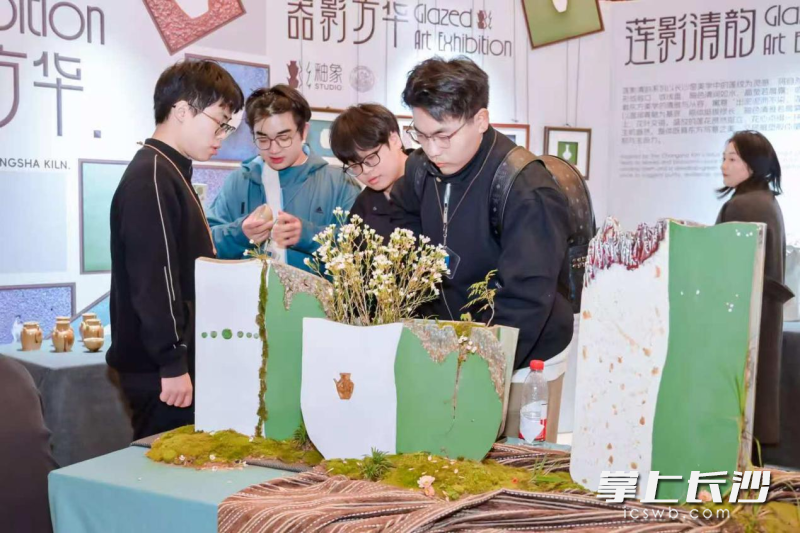 活动现场设有精心打造的非遗实景展台。 活动现场设有精心打造的非遗实景展台。