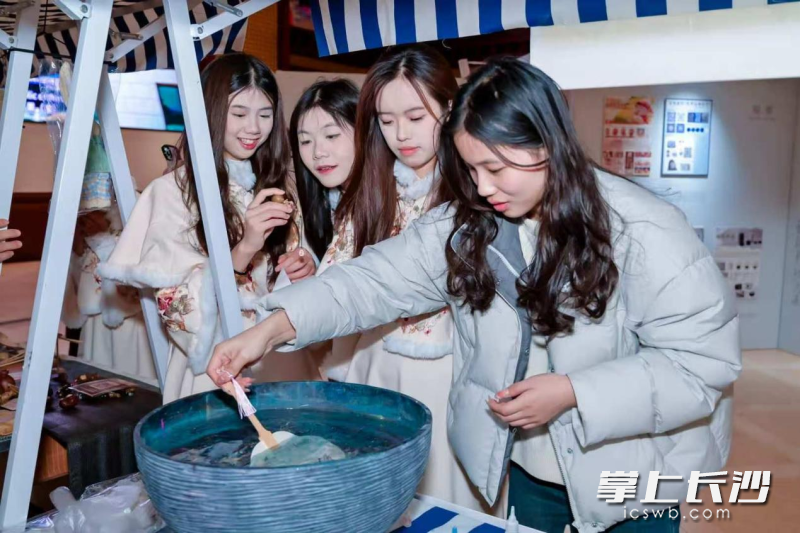 互动体验区让参观者亲手触摸非遗温度。 互动体验区让参观者亲手触摸非遗温度。