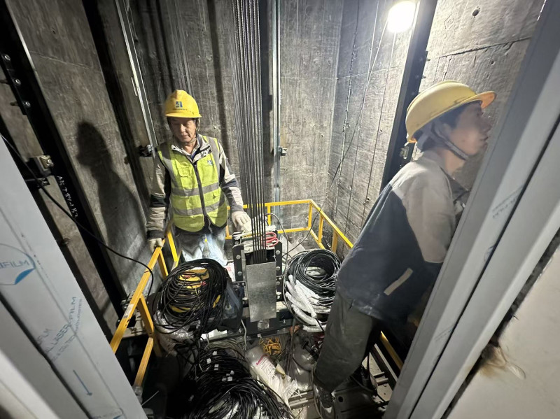 天心区海利科院佳园小区第二批4台电梯更新正在有序施工中。天心区住建局供图