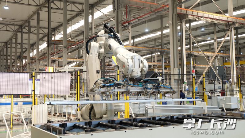 西奥电梯智能制造智慧工厂内，忙碌的机械手臂正有序生产。  长沙晚报全媒体记者 刘嘉 摄