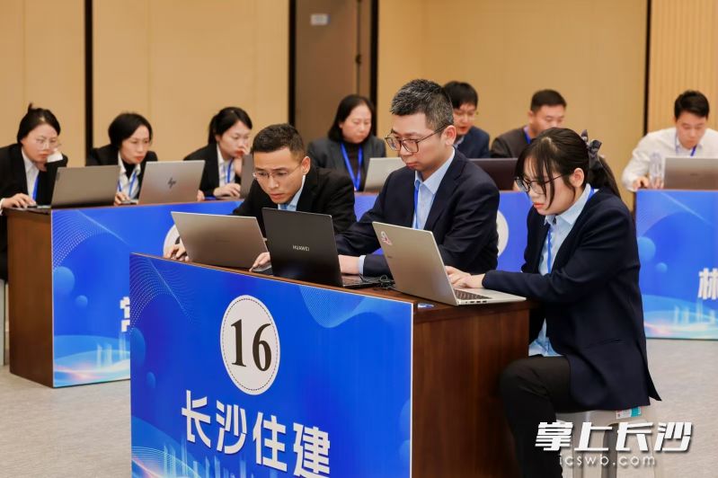 粟智超、罗成、李婷三位选手凭借过硬的专业素养和稳定的临场发挥，荣获个人一等奖。