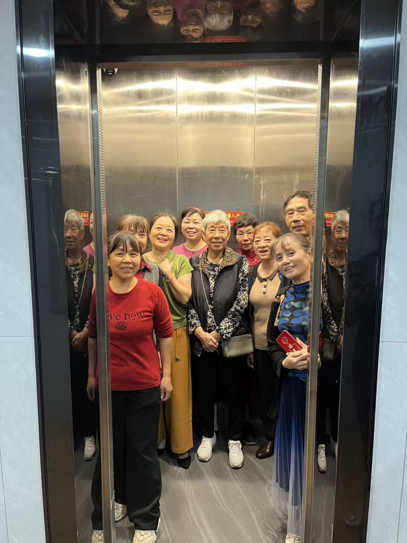 芙蓉区银港水晶城小区电梯更新后，居民代表们开心地试乘新电梯。芙蓉区住建局供图