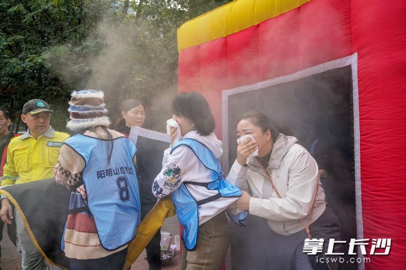 浓烟帐篷逃生模拟火灾现场，居民弯腰捂鼻有序撤离。 均为长沙晚报全媒体记者陈飞摄