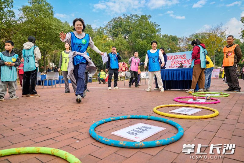 参赛队员投沙包、答护蕾题。