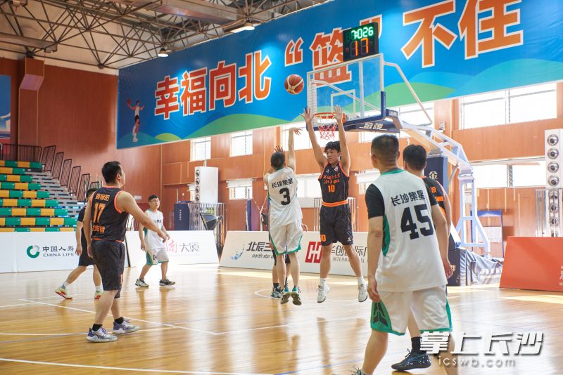 场上比拼球技。