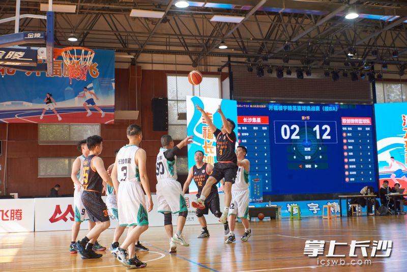 楼宇白领、程序员球场上展示实力。