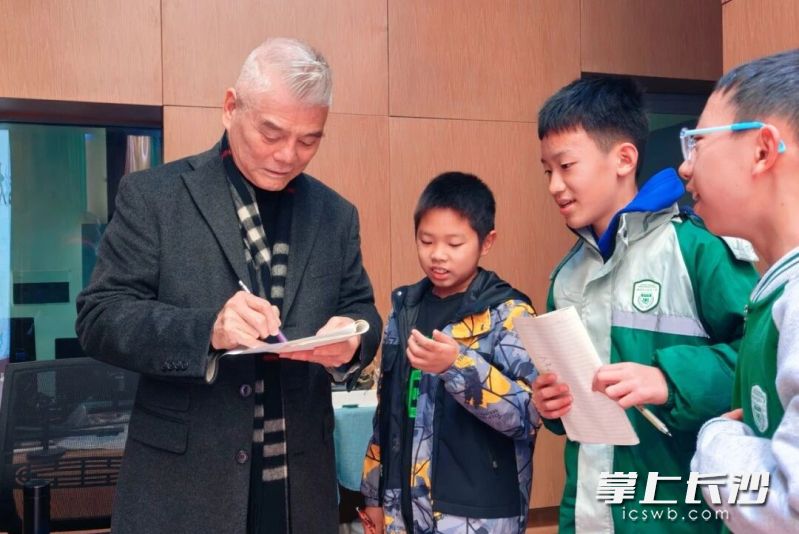 曹汝龙用生动传神的演绎、妙趣横生的互动，迅速吸引一大批小粉丝。