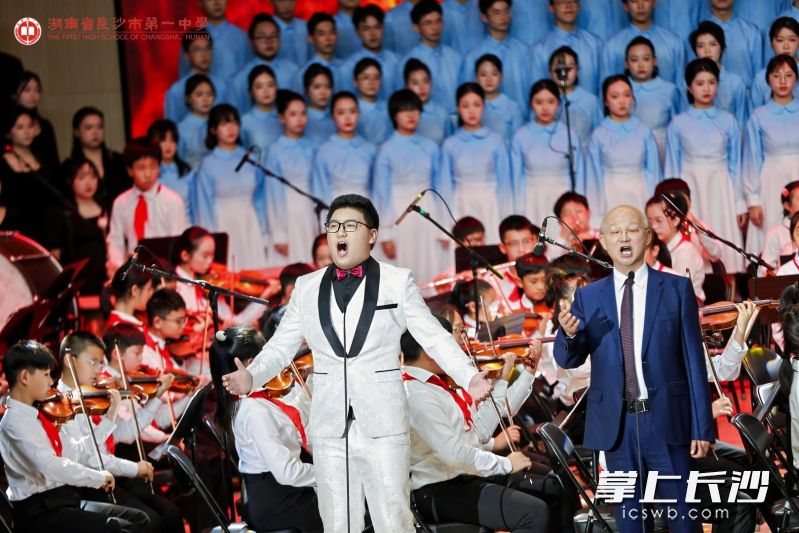 长沙市第一中学1957届校友、中国工程院院士周宏灏（右）与学子们同台。