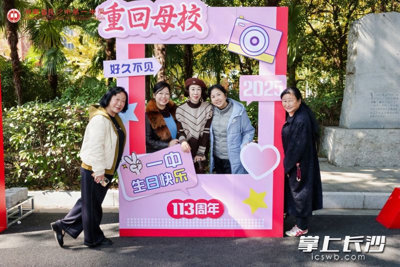 校友回到母校打卡。