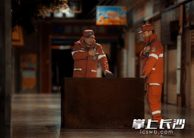 演练中长沙应急通信保障支队承担了全程语音通信保障任务。 演练中长沙应急通信保障支队承担了全程语音通信保障任务。