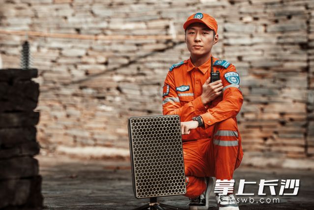 在“极端”条件下,通信保障队伍快速建立稳定可靠的指挥通信链路。 在“极端”条件下,通信保障队伍快速建立稳定可靠的指挥通信链路。