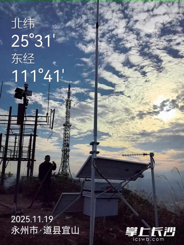 队员快速完成窄带自组网基站的架设、天线调试与电力供应。 队员快速完成窄带自组网基站的架设、天线调试与电力供应。