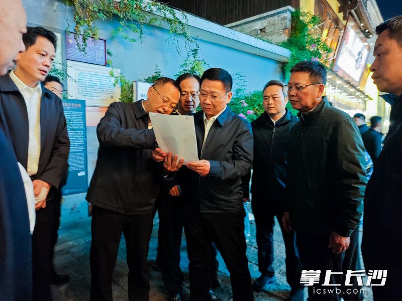 23日晚，市委副书记、市政府党组书记陈博彰督导检查五一商圈运行安全工作。