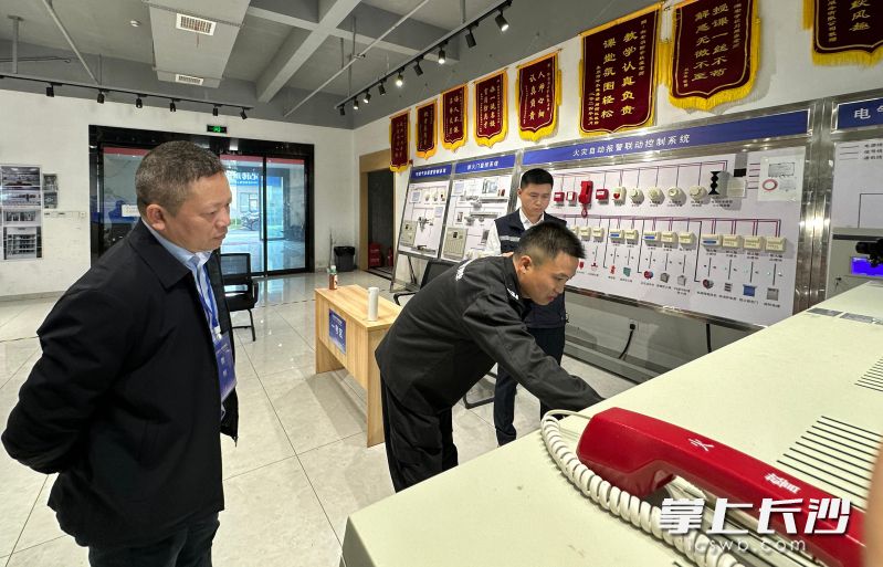 参加消防设施操作员竞赛的选手操作消防设备。