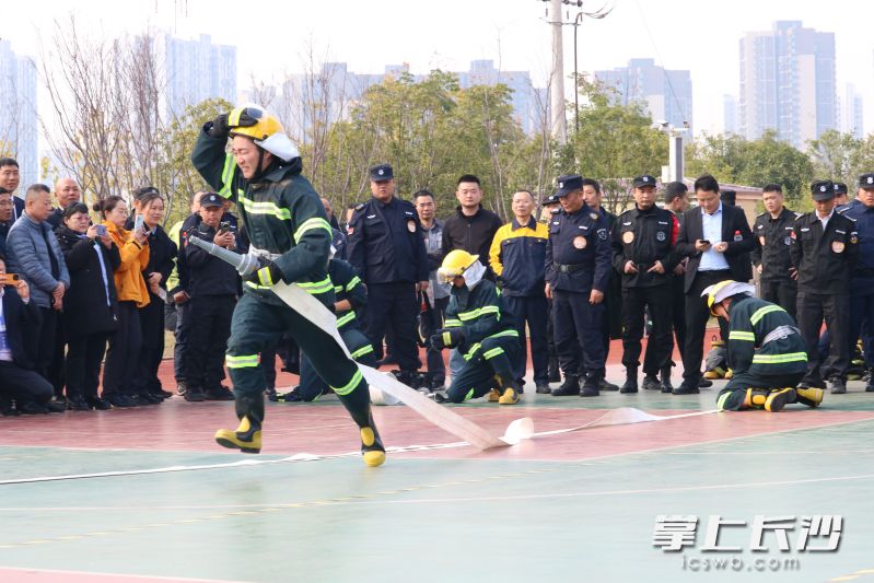 参加秩序维护员竞赛的选手连接消防水带。