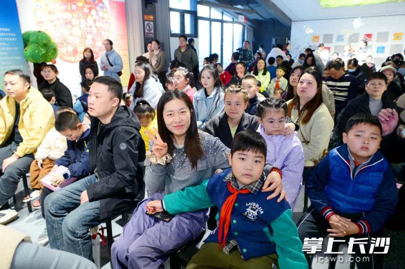 现场两百余名教育者和孩子、家长一起享受了一趟艺术之旅。