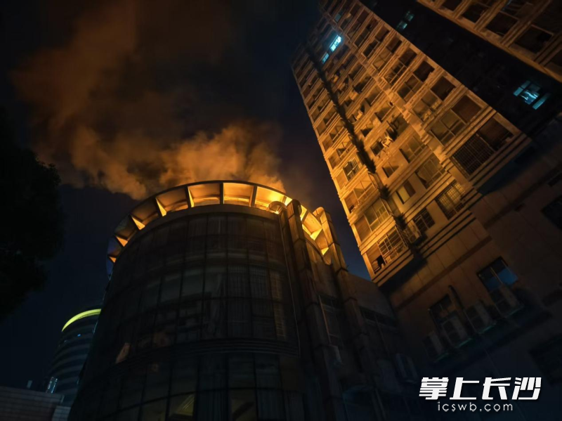 油烟管道积油引发大火。 长沙晚报通讯员 彭宇环 摄 油烟管道积油引发大火。 长沙晚报通讯员 彭宇环 摄