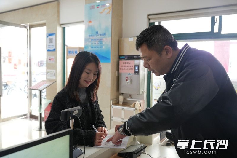 商户在东屯渡街道办事处填写相关信息。