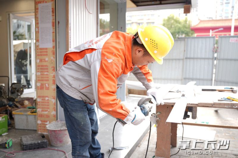 扬帆夜市一家门店装修人员正在工作。