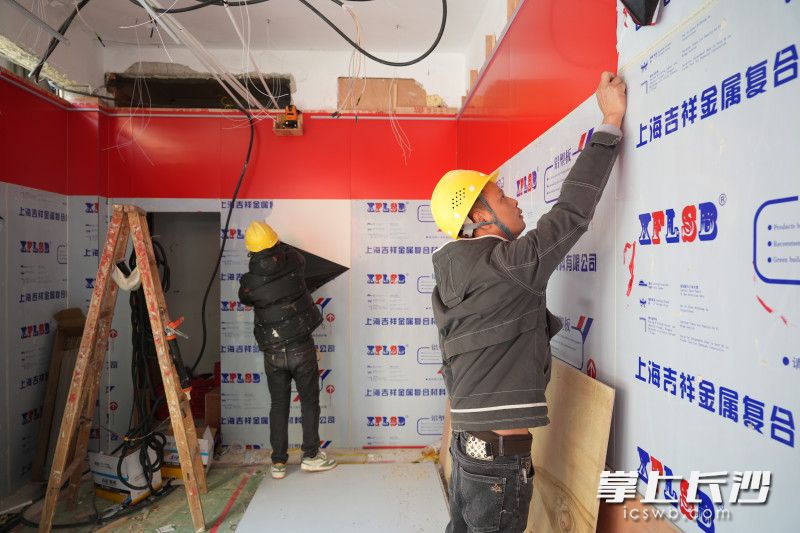 今年9月东屯渡街道出台并实施《餐饮门店装修安全管理工作方案》，为餐饮装修添了道“安全护身符”。均为长沙晚报全媒体记者 林暘 摄